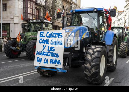 Der Protest der Bauern, die mit ihren Traktoren die Straßen der Stadt Santander durchschneiden, wegen des niedrigen Preises, den sie für ihre Produkte am 28. Februar 2020 bezahlen. (Foto von Joaquin Gomez Sastre/NurPhoto) Stockfoto