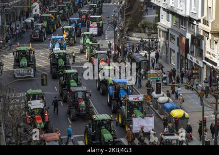 Blick auf den Protest der Bauern, die die Straßen der Stadt Santander mit ihren Traktoren wegen des niedrigen Preises, den sie für ihre Produkte am 28. Februar 2020 bezahlt haben, durchschnitten haben. (Foto von Joaquin Gomez Sastre/NurPhoto) Stockfoto