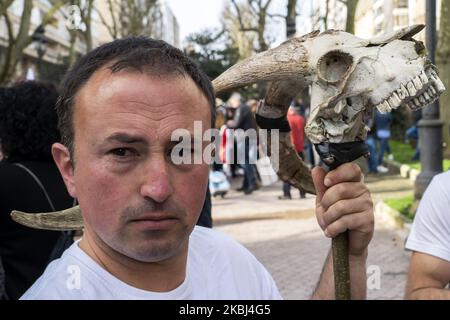 Einer der Bauern, die mit ihren Traktoren die Straßen der Stadt Santander durchschneiden, weil sie während der Proteste am 28. Februar 2020 für ihre Produkte bezahlt werden. (Foto von Joaquin Gomez Sastre/NurPhoto) Stockfoto