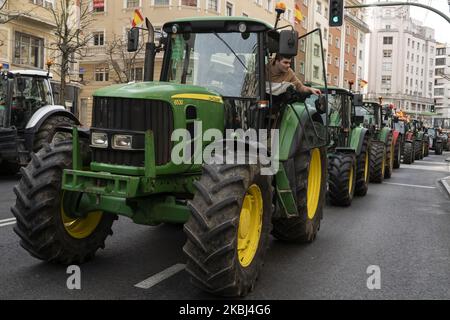 Der Protest der Bauern, die mit ihren Traktoren die Straßen der Stadt Santander durchschneiden, wegen des niedrigen Preises, den sie für ihre Produkte am 28. Februar 2020 bezahlen. (Foto von Joaquin Gomez Sastre/NurPhoto) Stockfoto