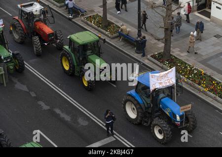 Protest der Bauern, die die Straßen der Stadt Santander mit ihren Traktoren wegen des niedrigen Preises, den sie für ihre Produkte am 28. Februar 2020 bezahlen, durchschneiden. (Foto von Joaquin Gomez Sastre/NurPhoto) Stockfoto