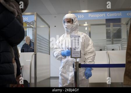 Gesundheitsbeamte am Flughafen Triest messen die Körpertemperatur ankommender Passagiere. Triest, 28.. Februar 2020. (Foto von Jacopo Landi/NurPhoto) Stockfoto