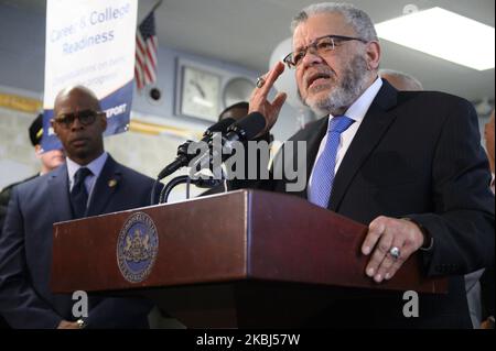 Der ehemalige Polizeikommissar von Philadelphia, Charles Ramsey, spricht, während Gouverneur Tom Wolf, zusammen mit einer Gruppe demokratischer Gesetzgeber von Pennsylvania und Philadelphia, bei einer Veranstaltung an der Parkway Northwest High School for Peace and Social Justice in Philadelphia, PA, eine kollektive Unterstützung für die Bemühungen zur Reduzierung von Waffengewalt fordert. Am 28. Februar 2020. (Foto von Bastiaan Slabbers/NurPhoto) Stockfoto