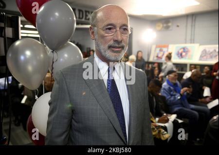 Gouverneur Tom Wolf spricht, als er von einer Gruppe demokratischer Gesetzgeber in Pennsylvania und Philadelphia begleitet wird, um bei einer Veranstaltung am 28. Februar 2020 an der Parkway Northwest High School for Peace and Social Justice in Philadelphia, PA, eine kollektive Unterstützung für die Bemühungen zur Reduzierung von Waffengewalt zu fordern. (Foto von Bastiaan Slabbers/NurPhoto) Stockfoto