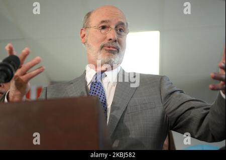 Gouverneur Tom Wolf spricht, als er von einer Gruppe demokratischer Gesetzgeber in Pennsylvania und Philadelphia begleitet wird, um bei einer Veranstaltung am 28. Februar 2020 an der Parkway Northwest High School for Peace and Social Justice in Philadelphia, PA, eine kollektive Unterstützung für die Bemühungen zur Reduzierung von Waffengewalt zu fordern. (Foto von Bastiaan Slabbers/NurPhoto) Stockfoto