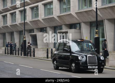 Ein schwarzes Taxi fährt vor dem Justizministerium, dem Crown Prosecution Service und dem Gebäude der Rechtsabteilung der Regierung vorbei. Am Samstag, den 25. Januar 2020, in London, Großbritannien. (Foto von Artur Widak/NurPhoto) Stockfoto