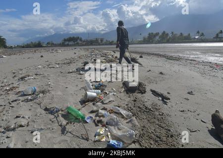 Am 29. Februar 2020 werden im Palu River, Central Sulawesi, Indonesien, verschiedene Müllarten verstreut. Der größte Teil des Mülls ist Müll, der absichtlich von der Gemeinde in den Fluss geworfen wird. Das mangelnde Bewusstsein der Öffentlichkeit, nicht zu verwüsten, macht die meisten Flüsse in Indonesien durch Müll verschmutzt und bedroht Flussökosysteme. (Foto von Mohamad Hamzah/NurPhoto) Stockfoto