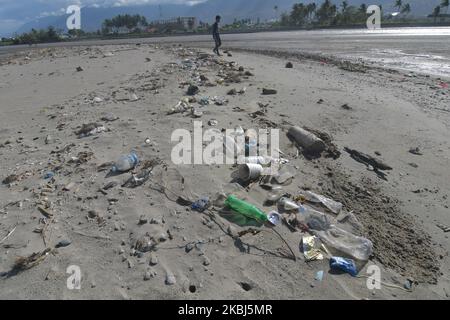 Am 29. Februar 2020 werden im Palu River, Central Sulawesi, Indonesien, verschiedene Müllarten verstreut. Der größte Teil des Mülls ist Müll, der absichtlich von der Gemeinde in den Fluss geworfen wird. Das mangelnde Bewusstsein der Öffentlichkeit, nicht zu verwüsten, macht die meisten Flüsse in Indonesien durch Müll verschmutzt und bedroht Flussökosysteme. (Foto von Mohamad Hamzah/NurPhoto) Stockfoto