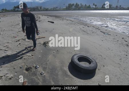 Am 29. Februar 2020 werden im Palu River, Central Sulawesi, Indonesien, verschiedene Müllarten verstreut. Der größte Teil des Mülls ist Müll, der absichtlich von der Gemeinde in den Fluss geworfen wird. Das mangelnde Bewusstsein der Öffentlichkeit, nicht zu verwüsten, macht die meisten Flüsse in Indonesien durch Müll verschmutzt und bedroht Flussökosysteme. (Foto von Mohamad Hamzah/NurPhoto) Stockfoto