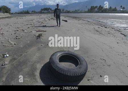 Am 29. Februar 2020 werden im Palu River, Central Sulawesi, Indonesien, verschiedene Müllarten verstreut. Der größte Teil des Mülls ist Müll, der absichtlich von der Gemeinde in den Fluss geworfen wird. Das mangelnde Bewusstsein der Öffentlichkeit, nicht zu verwüsten, macht die meisten Flüsse in Indonesien durch Müll verschmutzt und bedroht Flussökosysteme. (Foto von Mohamad Hamzah/NurPhoto) Stockfoto