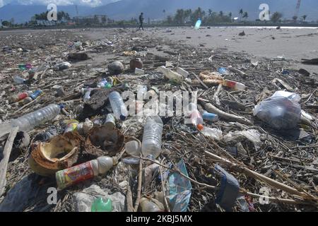 Am 29. Februar 2020 werden im Palu River, Central Sulawesi, Indonesien, verschiedene Müllarten verstreut. Der größte Teil des Mülls ist Müll, der absichtlich von der Gemeinde in den Fluss geworfen wird. Das mangelnde Bewusstsein der Öffentlichkeit, nicht zu verwüsten, macht die meisten Flüsse in Indonesien durch Müll verschmutzt und bedroht Flussökosysteme. (Foto von Mohamad Hamzah/NurPhoto) Stockfoto