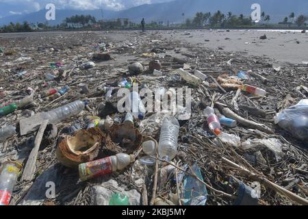 Am 29. Februar 2020 werden im Palu River, Central Sulawesi, Indonesien, verschiedene Müllarten verstreut. Der größte Teil des Mülls ist Müll, der absichtlich von der Gemeinde in den Fluss geworfen wird. Das mangelnde Bewusstsein der Öffentlichkeit, nicht zu verwüsten, macht die meisten Flüsse in Indonesien durch Müll verschmutzt und bedroht Flussökosysteme. (Foto von Mohamad Hamzah/NurPhoto) Stockfoto