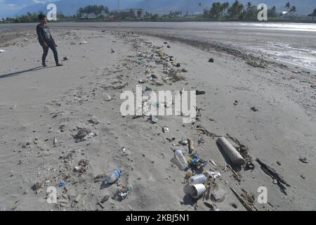 Am 29. Februar 2020 werden im Palu River, Central Sulawesi, Indonesien, verschiedene Müllarten verstreut. Der größte Teil des Mülls ist Müll, der absichtlich von der Gemeinde in den Fluss geworfen wird. Das mangelnde Bewusstsein der Öffentlichkeit, nicht zu verwüsten, macht die meisten Flüsse in Indonesien durch Müll verschmutzt und bedroht Flussökosysteme. (Foto von Mohamad Hamzah/NurPhoto) Stockfoto