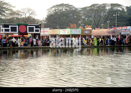 Besucher überprüfen Bücher an einem Stand während der Buchmesse „Ekushey Boi Mela“ am 29. Februar 2020 in Dhaka. Es wird jedes Jahr von der Bangla Academy organisiert und findet für den ganzen Monat Februar in Dhaka statt. Diese Veranstaltung ist den Märtyrern gewidmet, die am 21. Februar 1952 bei einer Demonstration starben, die zur Etablierung von Bengalisch als eine der Staatssprachen des ehemaligen Ostpakistans aufrief. Die Buchmesse hat sich zu einem nationalen Kulturfestival entwickelt, das den kulturellen Geist der modernen bengalischen Nation widerspiegelt. (Foto von Mamunur Rashid/NurPhoto) Stockfoto