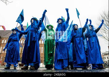 Die Blauen Rebellen tauchten am 29.. Februar 2020 während des Klimamarsches in Utrecht auf, um ihre Unterstützung mit den Klimaaktivisten zu zeigen. Unter dem Motto: Im Auge des Sturms gingen Hunderte von Klimaaktivisten zum Rathaus. Dort stellten sie ihre fünf Forderungen vor: Die Menschen auf dem Laufenden halten, das Waldgebiet von Amelisweerd schützen, das Stadtzentrum autofrei und die öffentlichen Verkehrsmittel frei machen, 10.000 Bäume Pflanzen, die Biodiversität fördern und wirklich nachhaltige Energie garantieren. Die Demonstration wurde von mehreren Klimaorganisationen organisiert, unter ihnen war Extinction Rebellion, Fridays for Future Stockfoto