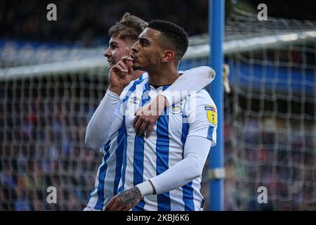 Karlan Grant von Huddersfield Town feiert sein Tor mit Teamkollege Emile Smith Rowe während des Sky Bet Championship-Spiels zwischen Huddersfield Town und Charlton Athletic am Samstag, den 29.. Februar 2020 im John Smith's Stadium, Huddersfield. (Foto von Emily Moorby/MI News/NurPhoto) Stockfoto