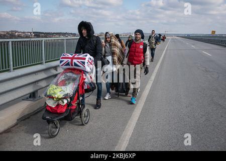 Migranten und Flüchtlinge gehen am 29. Februar 2020 in Richtung der Grenze zwischen Edirne, der Türkei und Griechenland. Tausende von Flüchtlingen und Migranten kamen am Grenzübergang Pazarkule zwischen Griechenland und der Türkei an und wurden trotz früherer Behauptungen des türkischen Präs Recep Tayyip Erdogan, er würde Migranten aus Afghanistan, dem Iran, Pakistan und Syrien die Grenztore öffnen, nicht in die Europäische Union einreisen. Nach einem Zusammenstoß mit syrischen Regimeeinheiten, bei dem mindestens 36 türkische Soldaten in der Provinz Idlib ums Leben gekommen waren. (Foto von Diego Cupolo/NurPhoto) Stockfoto