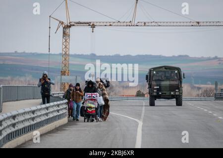 Migranten und Flüchtlinge gehen am 29. Februar 2020 in Richtung der Grenze zwischen Edirne, der Türkei und Griechenland. Tausende von Flüchtlingen und Migranten kamen am Grenzübergang Pazarkule zwischen Griechenland und der Türkei an und wurden trotz früherer Behauptungen des türkischen Präs Recep Tayyip Erdogan, er würde Migranten aus Afghanistan, dem Iran, Pakistan und Syrien die Grenztore öffnen, nicht in die Europäische Union einreisen. Nach einem Zusammenstoß mit syrischen Regimeeinheiten, bei dem mindestens 36 türkische Soldaten in der Provinz Idlib ums Leben kamen. (Foto von Diego Cupolo/NurPhoto) Stockfoto