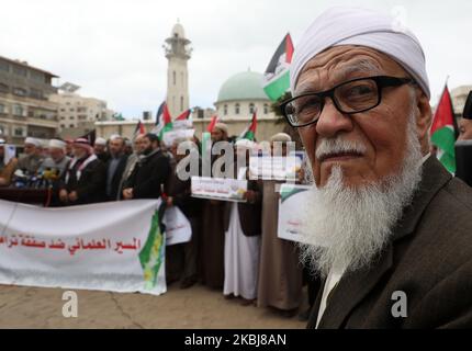 Mitglieder der Palestine Scholars Association nehmen am 1. März 2020 an einem marsch gegen den Century Deal von US-Präsident Donald Trump in Gaza-Stadt Teil. (Foto von Majdi Fathi/NurPhoto) Stockfoto