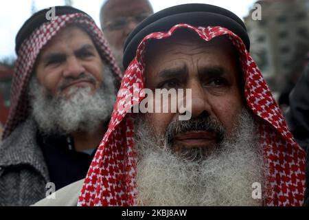 Mitglieder der Palestine Scholars Association nehmen am 1. März 2020 an einem marsch gegen den Century Deal von US-Präsident Donald Trump in Gaza-Stadt Teil. (Foto von Majdi Fathi/NurPhoto) Stockfoto