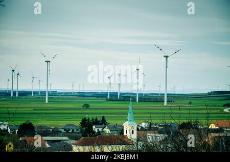 Viele Windmühlen auf dem Feld in der Nähe des Dorfes Stockfoto