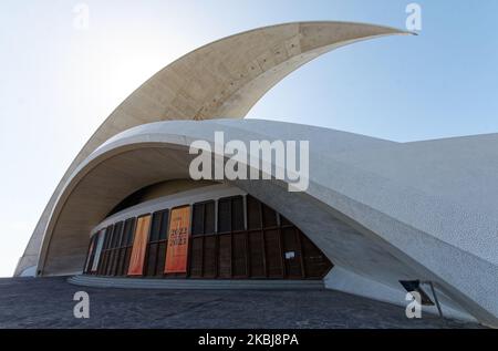 Auditorio de Tenerife „Adán Martín‘, entworfen von Santiago Calatrava, gelegen am Ufer der Innenstadt von Santa Cruz de Tenerife, Spanien. Stockfoto