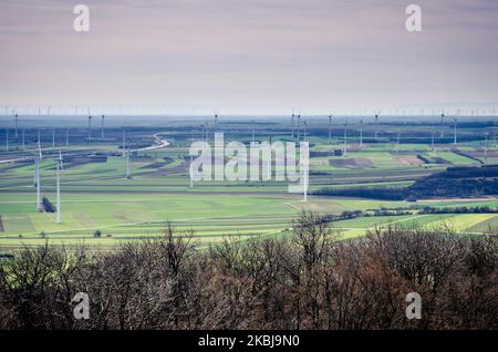 Viele Windmühlen auf dem Feld in der Nähe des Dorfes Stockfoto