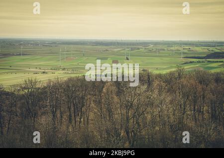 Viele Windmühlen auf dem Feld in der Nähe des Dorfes Stockfoto