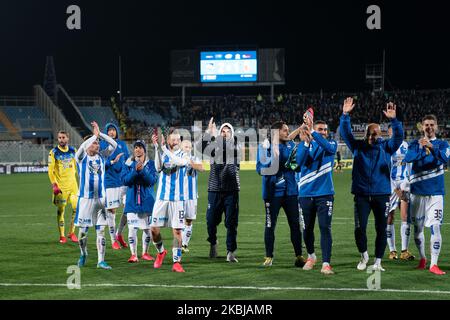 Pescara Calcio 1936 die Spieler feiern am 1. März 2020 im Stadio Adriatico Giovanni Cornacchia in Pescara, Italien, den Sieg des italienischen Spiels der Serie B 2019/2020 zwischen Pescara Calcio 1936 und Ascoli Calcio 1898 FC. (Foto von Danilo Di Giovanni/NurPhoto) Stockfoto