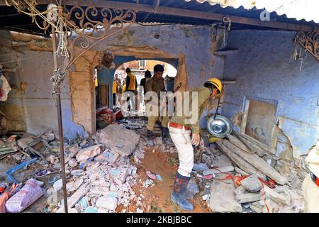 Rettungsarbeiten im Gange, nachdem ein zweistöckiges Gebäude nach einem Zylinderstoß in der Nähe des Tarkeshwar Temple in Jaipur, Rajasthan, Indien, am 2. März zusammenbrach, 2020. (Foto von Vishal Bhatnagar/NurPhoto) Stockfoto