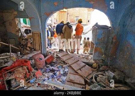 Rettungsarbeiten im Gange, nachdem ein zweistöckiges Gebäude nach einem Zylinderstoß in der Nähe des Tarkeshwar Temple in Jaipur, Rajasthan, Indien, am 2. März zusammenbrach, 2020. (Foto von Vishal Bhatnagar/NurPhoto) Stockfoto