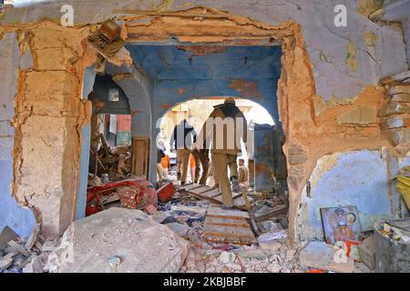 Rettungsarbeiten im Gange, nachdem ein zweistöckiges Gebäude nach einem Zylinderstoß in der Nähe des Tarkeshwar Temple in Jaipur, Rajasthan, Indien, am 2. März zusammenbrach, 2020. (Foto von Vishal Bhatnagar/NurPhoto) Stockfoto