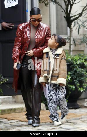 Kim Kardashian und ihre Tochter North West im Cafe de Flore in Paris am 02. März 2020 in Paris, Frankreich. (Foto von Mehdi Taamallah/NurPhoto) Stockfoto