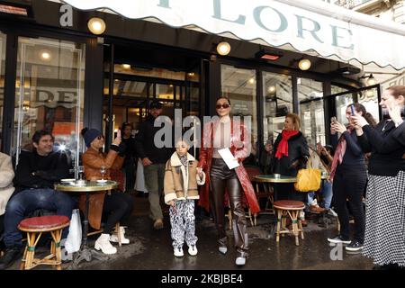 Kim Kardashian und ihre Tochter North West im Cafe de Flore in Paris am 02. März 2020 in Paris, Frankreich. (Foto von Mehdi Taamallah/NurPhoto) Stockfoto