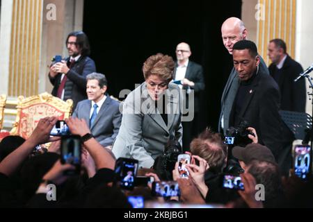 Die ehemalige brasilianische Präsidentin Dilma Rousseff (C) begrüßt die Menge, als sie an einer Zeremonie im Rathaus von Paris am 2. März 2020 teilnimmt, während der ehemalige brasilianische Präsident Luiz Inacio Lula da Silva zur Ehrenbürgerin der Stadt Paris ernannt wurde. (Foto von Michel Stoupak/NurPhoto) Stockfoto