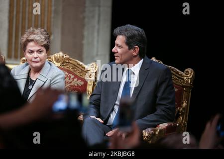 (LTO R) die ehemalige brasilianische Präsidentin Dilma Rousseff und der ehemalige Bürgermeister von Sao Paolo Fernando Hadda nehmen am 2. März 2020 an einer Zeremonie im Rathaus von Paris Teil, bei der die Präsidentin Lula da Silva zum Ehrenbürger der Stadt Paris ernannt wurde. (Foto von Michel Stoupak/NurPhoto) Stockfoto