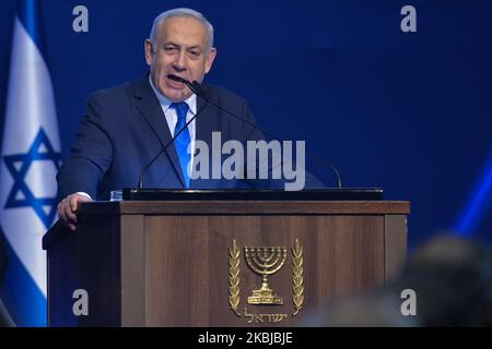 Der israelische Premierminister Benjamin Netanjahu spricht nach der Ankündigung von Austrittswahlen bei den israelischen Wahlen in seinem Likud-Parteihauptsitz in Tel Aviv zu seinen Unterstützern. Am Dienstag, den 3. März 2020, in Tel Aviv, Israel. (Foto von Artur Widak/NurPhoto) Stockfoto