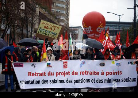 Auf dem Transparent steht: „Rücknahme der geplanten Rentenreform um Punkte“. Demonstranten demonstrierten in Toulouse für eine Demonstration, die von den Gewerkschaften CGT, FO und Sud einberufen wurde. Sie protestierten gegen die Anwendung von Artikel 49,3 der französischen Verfassung durch Premierminister Edouard Philippe. Dieser Artikel umgeht die Nationalversammlung und das Gesetz gilt als angenommen. PM Philippe nutzt sie für die Pensionsreform von Macron. . Toulouse. Frankreich. März 3. 2020. (Foto von Alain Pitton/NurPhoto) Stockfoto