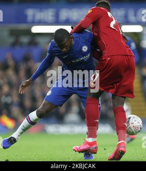Divock Origi aus Liverpool, der am Dienstag, dem 3.. März 2020, gegen Antonio Rudiger aus Chelsea beim FA Cup-Spiel zwischen Chelsea und Liverpool in der Stamford Bridge, London, ansetzt. (Foto von Jacques Feeney/MI News/NurPhoto ) Stockfoto