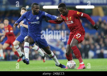 Divock Origi aus Liverpool, der am Dienstag, dem 3.. März 2020, gegen Antonio Rudiger aus Chelsea beim FA Cup-Spiel zwischen Chelsea und Liverpool in der Stamford Bridge, London, ansetzt. (Foto von Jacques Feeney/MI News/NurPhoto ) Stockfoto