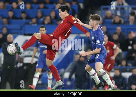 Takumi Minamino aus Liverpool hält Billy Gilmour aus Chelsea während des FA-Cup-Spiels zwischen Chelsea und Liverpool in der Stamford Bridge, London, am Dienstag, den 3.. März 2020 ab. (Foto von Jacques Feeney/MI News/NurPhoto ) Stockfoto