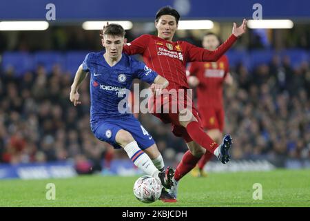 Billy Gilmour von Chelsea kommt am Dienstag, dem 3.. März 2020, beim FA-Cup-Spiel zwischen Chelsea und Liverpool in der Stamford Bridge, London, an Takumi Minamino von Liverpool vorbei. (Foto von Jacques Feeney/MI News/NurPhoto ) Stockfoto