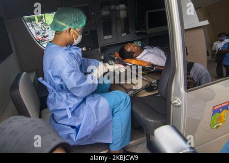 Ein Arzt behandelt einen Bürger, der im Verdacht steht, sich mit dem Corona-Virus infiziert zu haben, während einer Simulation der Covid-19-Behandlung im Anutapura Hospital, Palu, Zentral-Sulawesi, Indonesien, am 4. März 2020. Krankenhäuser in ganz Indonesien sind nun auf der Hut vor dem tödlichen Virenangriff, nachdem die Regierung bekannt gegeben hat, dass zwei Bewohner sich positiv auf eine Infektion getestet haben. Bisher hat der Fall Vicod-19 mehr als 80.000 Bürger in 60 Ländern angegriffen, von denen 24.000 gestorben sind. (Foto von Basri Marzuki/NurPhoto) Stockfoto