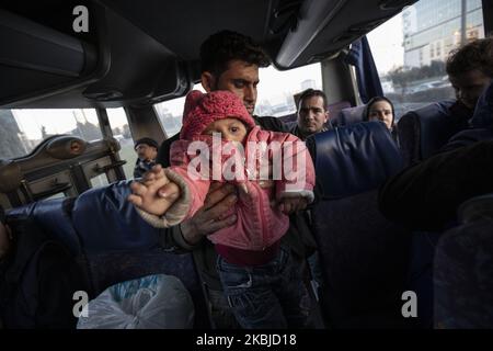 Ein syrischer Mann trägt sein Baby auf den Wanderbussen, die zur türkisch-griechischen Grenze fahren, nachdem die Türkei am 3. März 2020 angekündigt hatte, Grenztore zu öffnen, um Flüchtlingen die Möglichkeit zu geben, in europäische Länder zu gelangen. (Foto von Belal Khaled/NurPhoto) Stockfoto