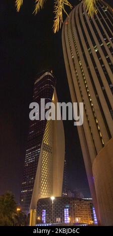 Der Al Hamra Firdous Tower und der Turm der National Bank of Kuwait, entworfen von Norman Forster und Partners, Kuwait-Stadt Stockfoto