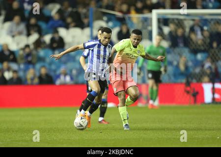 Jacob Murphy von Sheffield am Mittwoch kämpft mit dem Manchester City-Partner Benjamin Mendy während des FA Cup Fifth Road-Spiels zwischen Sheffield Wednesday und Manchester City in Hillsborough, Sheffield, am 4.. März 2020. (Foto von MI News/NurPhoto) Stockfoto