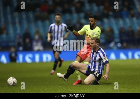 Tom Lees von Sheffield kämpft am Mittwoch gegen Riyad Mahrez von Manchester City während des FA Cup Fifth Road-Spiels zwischen Sheffield Wednesday und Manchester City in Hillsborough, Sheffield, am 4.. März 2020. (Foto von MI News/NurPhoto) Stockfoto