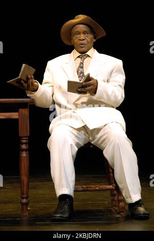 Winston Ntshona spielt Sizwe Banzi in der Baxter Theatre Center-Produktion von Sizwe Banzi is Dead, National Arts Festival, Grahamstown, 2006. Stockfoto