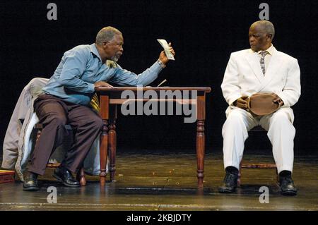 John Kani (links) und Winston Ntshona in der Produktion von Sizwe Banzi is Dead im Baxter Theatre Center, National Arts Festival, Grahamstown, 2006. Stockfoto