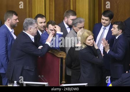 Der Vorsitzende von Werchowna Rada der Ukraine Dmytro Razumkov (2R), der ukrainische Präsident Wolodymyr Zelenskiy (R) und der ehemalige Präsident Petro Poroschenko (2L) während der außerordentlichen Sitzung des ukrainischen Parlaments in Kiew, Ukraine, 04. März 2020 (Foto: Maxym Marusenko/NurPhoto) Stockfoto